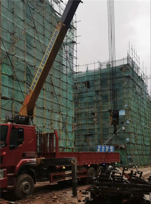 博乐市“慢工细活”—— 吊车的 “微动控制” 技术